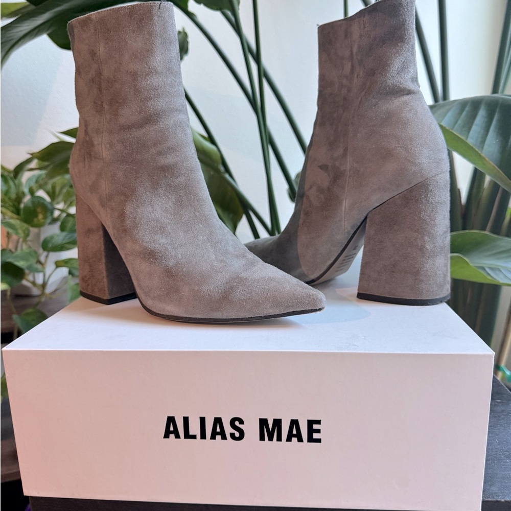 Alias Mae - Ahara bootie - grey suede - EUC